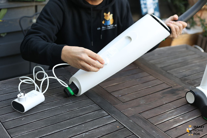 Der Vorwerk VK 7 mit Ladekabel